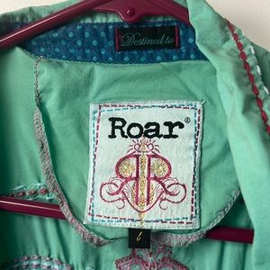 Women’s roar shirt size large but tapered in each side fits like a medium